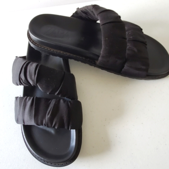Zara Pleated Ruffle Straps Slides Size 40 US 9 Black Casual Lug Sole Sandals - Picture 3 of 16